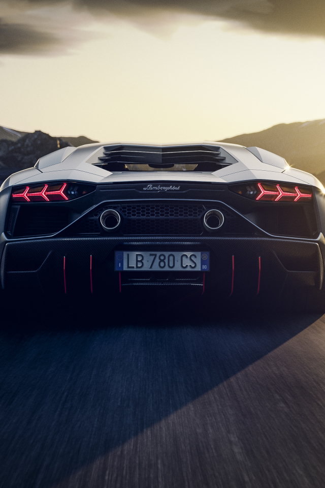 Вид сзади на автомобиль Lamborghini Aventador LP 780-4 Ultimate Roadster 2021 года