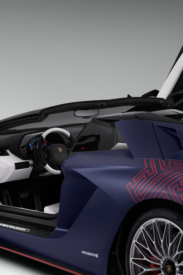 Спортивный автомобиль Lamborghini Aventador S, 2021  года на сером фоне