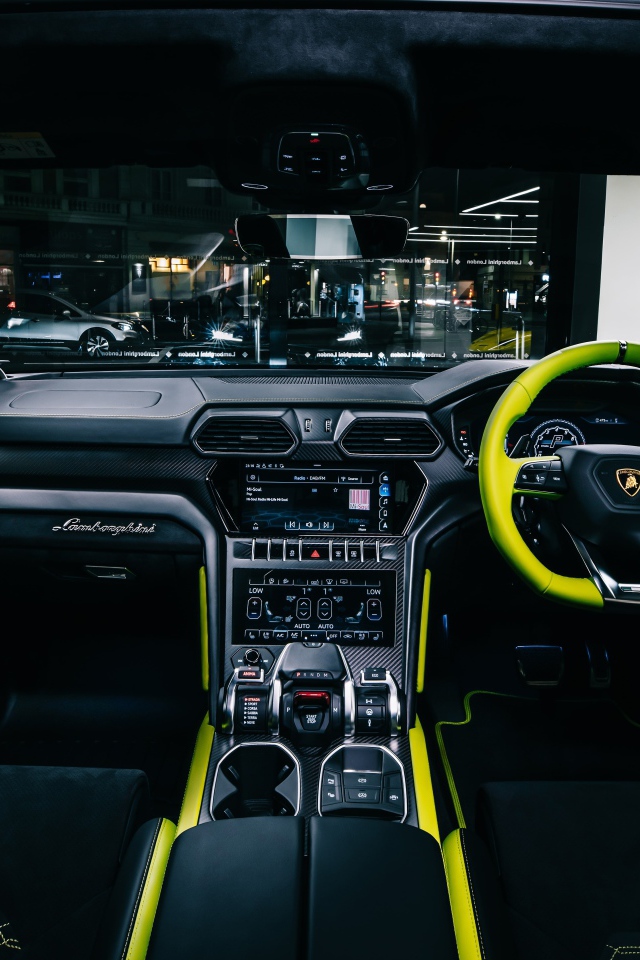 Стильный салон автомобиля Lamborghini Urus