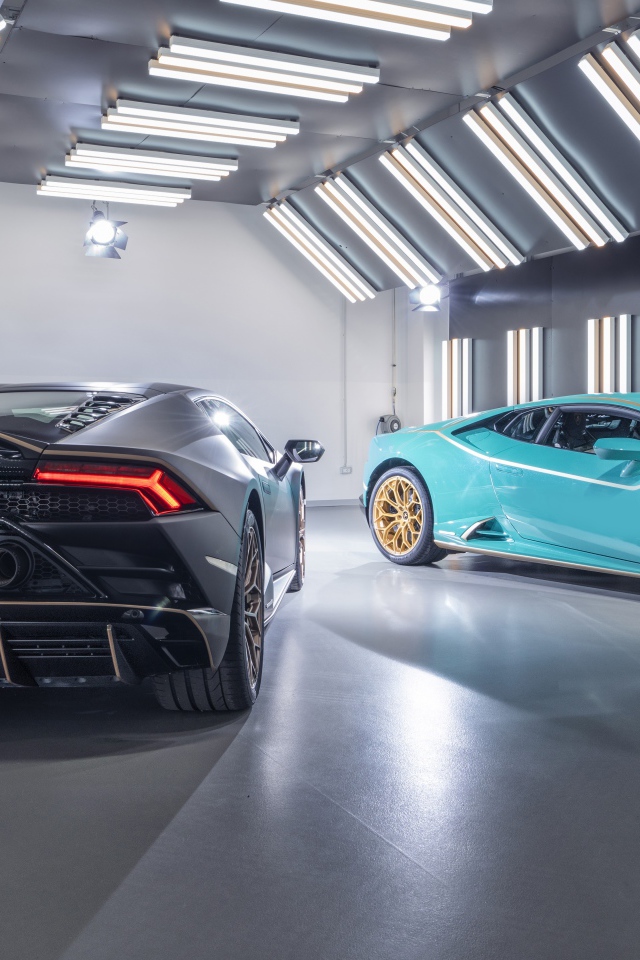 Два автомобиля  Lamborghini Huracán 2021 года в гараже