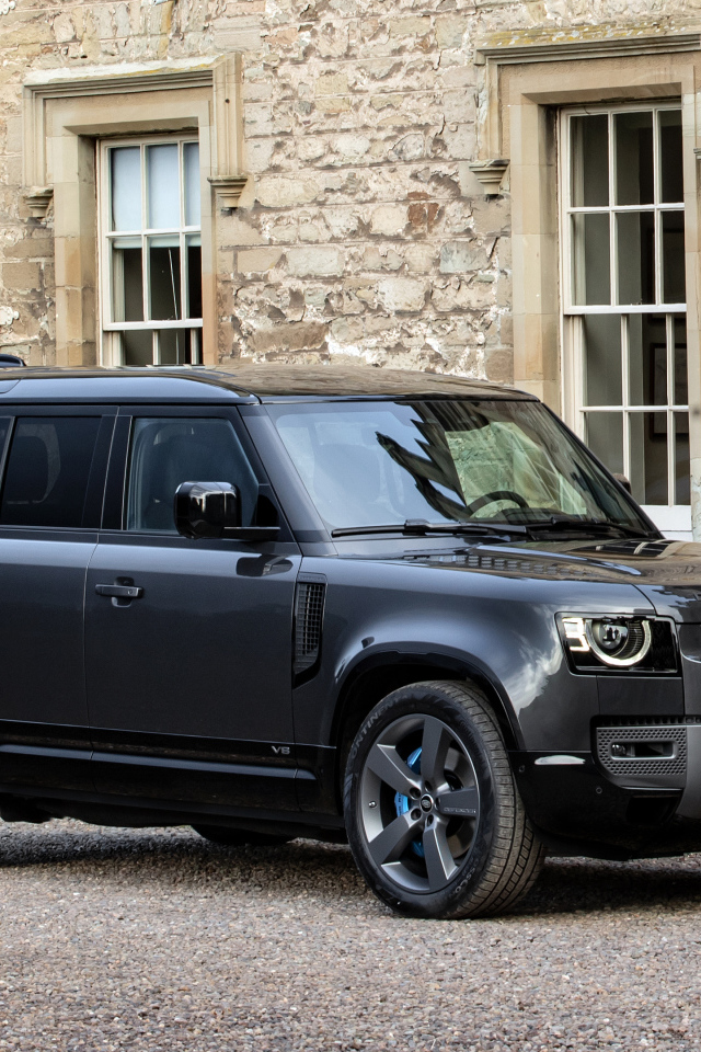 Внедорожник Land Rover Defender 110 V8 Carpathian Edition 2021 года у стены