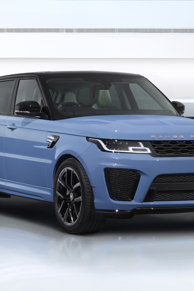 Голубой внедорожник Range Rover Sport SVR Ultimate Edition 2021 года вид спереди