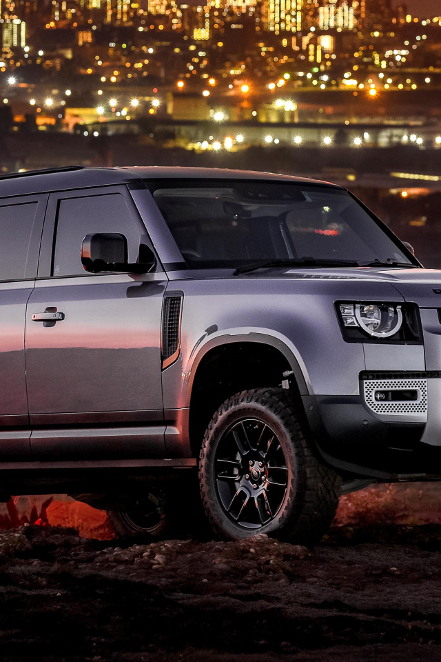 Серебристый внедорожник Land Rover Defender 110 P400 S Urban Pack 2021 года на фоне города