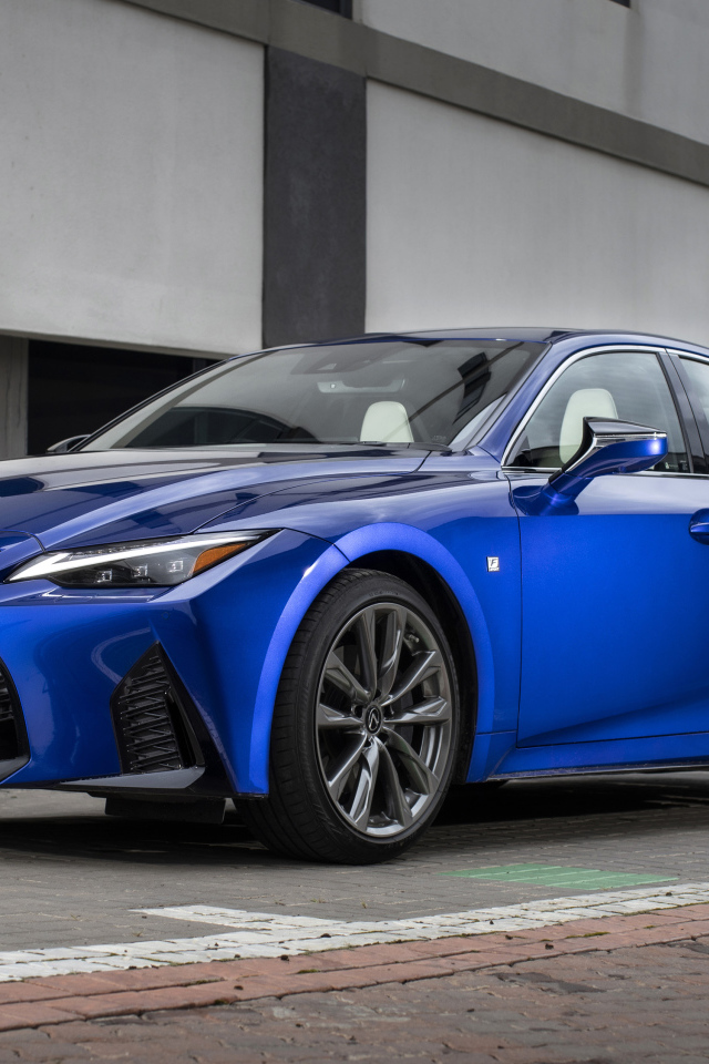 Синий автомобиль Lexus IS 300h F SPORT 2021 года