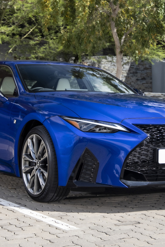Синий автомобиль Lexus IS 300h F SPORT 2021 года вид спереди