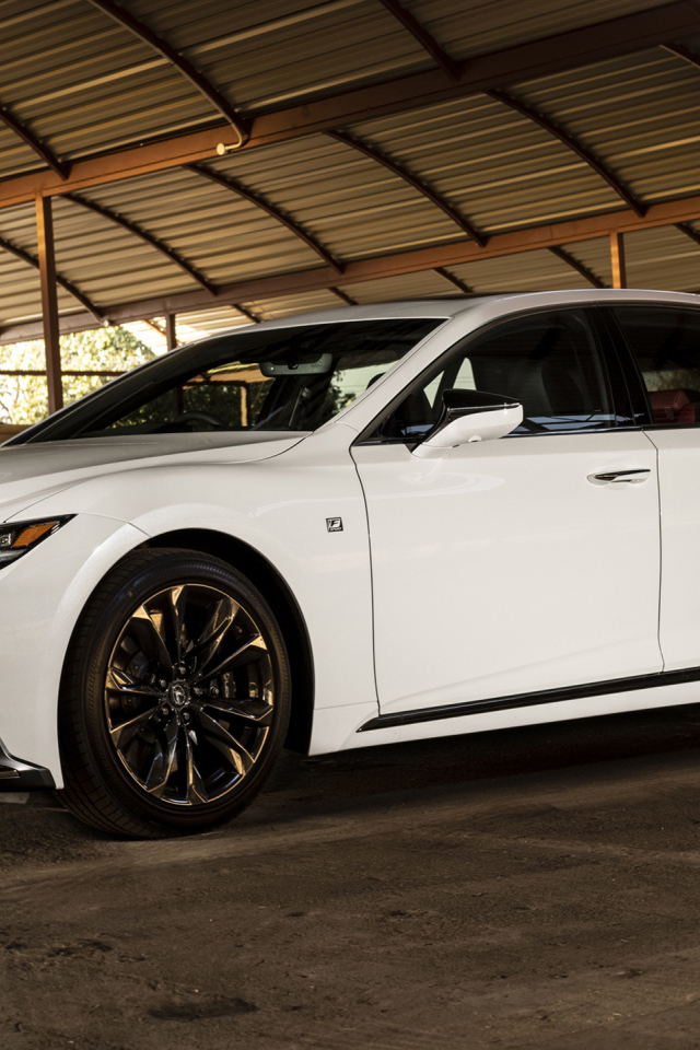Белый автомобиль Lexus LS 500 F SPORT 2021 года