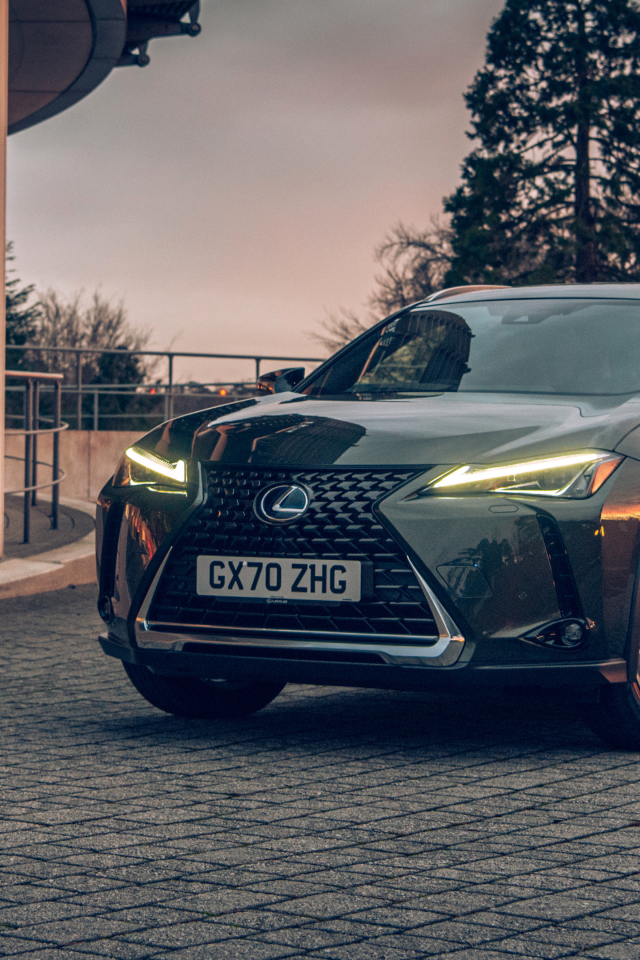 Автомобиль Lexus UX 300e 2021 года с включенными фарами