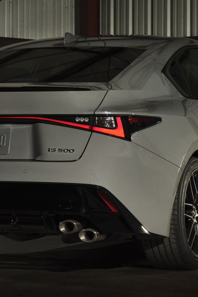 Белый автомобиль Lexus IS 500 F SPORT, 2022 года вид сзади