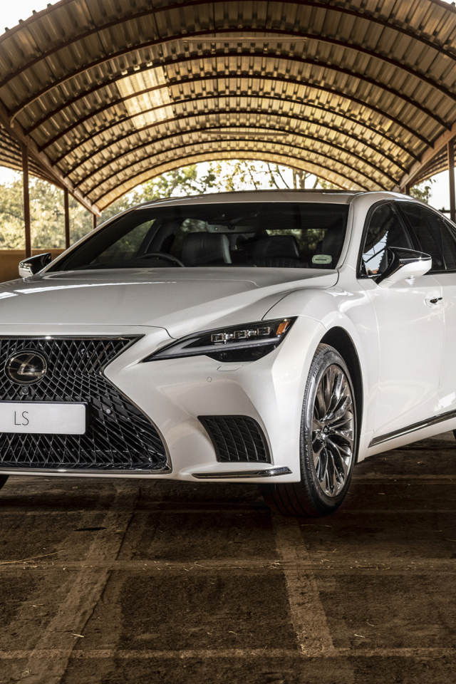 Автомобиль Lexus LS 500, 2021 года под крышей