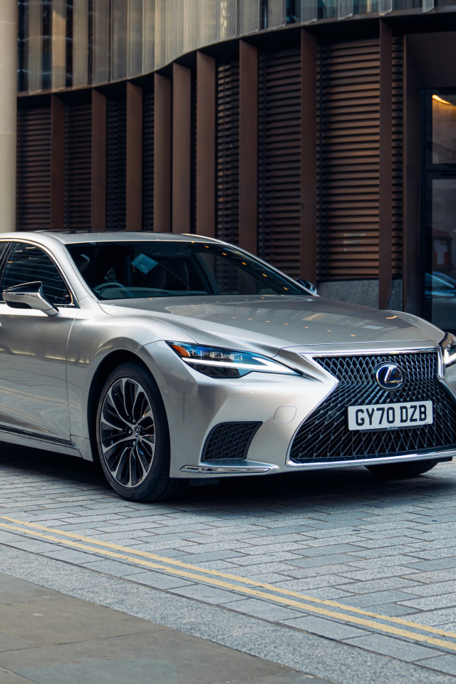 Серебристый Lexus LS 500h 2021  года в городе