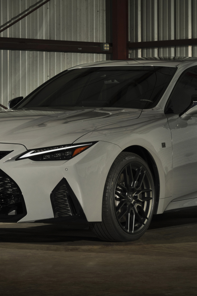 Белый автомобиль  Lexus IS 500 F SPORT, 2022 года