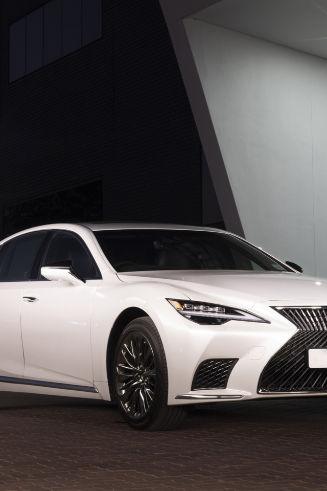 Белый Lexus LS 500, 2021 года в здании