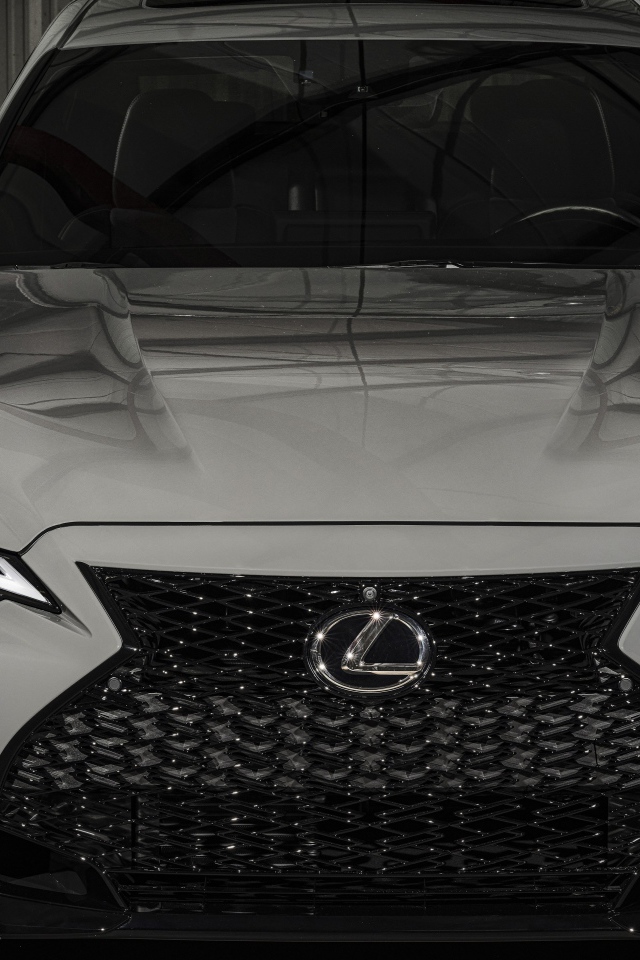 Белый автомобиль Lexus IS 500 F, 2022 года вид спереди