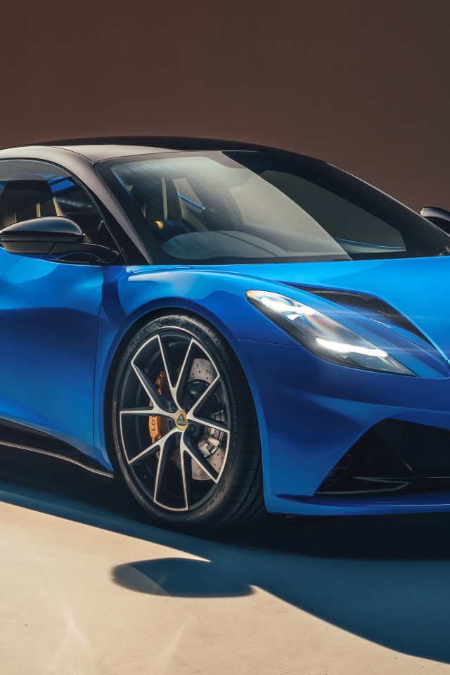 Голубой автомобиль Lotus Emira First Edition 2021 года