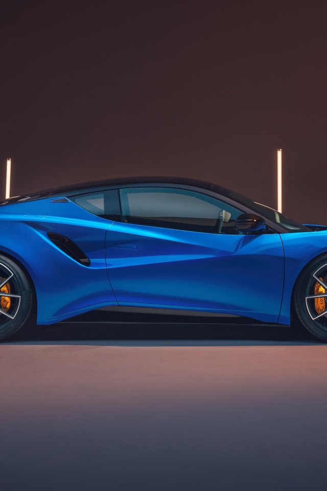 Вид сбоку на автомобиль Lotus Emira First Edition 2021 года