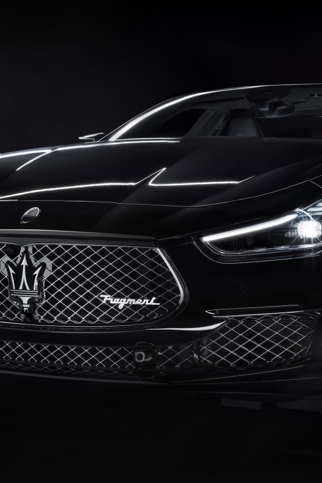 Черный автомобиль Maserati Ghibli 2021 года