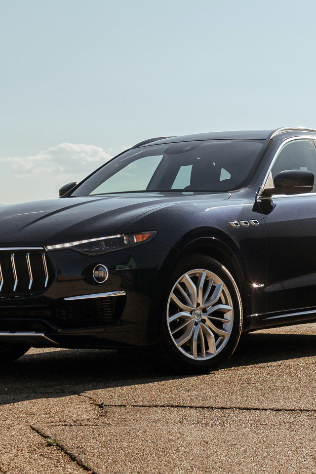 Черный автомобиль Maserati Levante S Q4 GranLusso, 2021 года