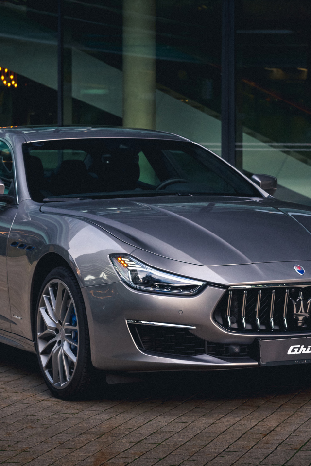 Дорогой стильный автомобиль Maserati Ghibli Hybrid GranLusso
