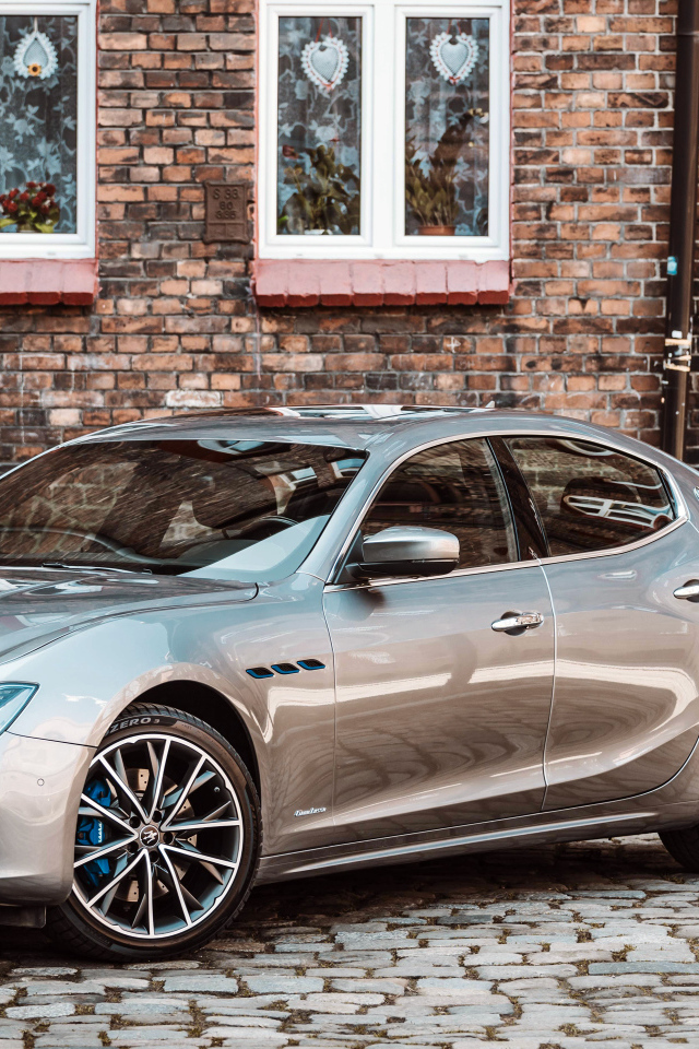 Автомобиль Maserati Ghibli у дома