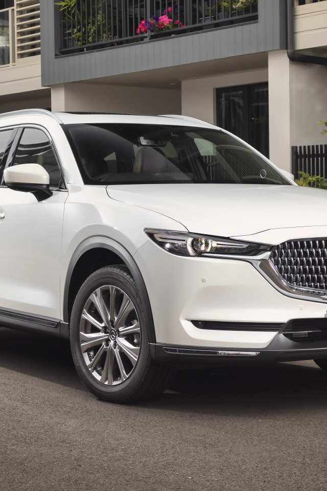 Белый внедорожник Mazda CX-8 2021 года
