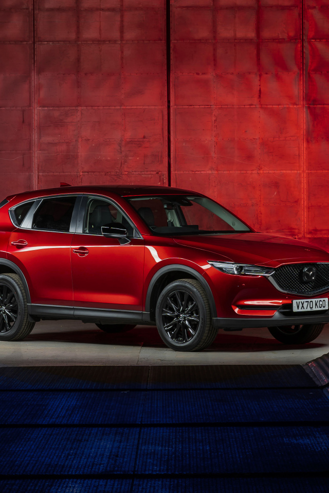 Красный автомобиль Mazda CX-5 Kuro Edition 2021 года