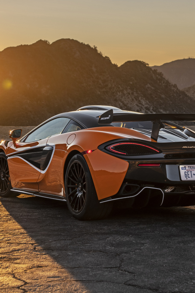 Автомобиль McLaren 620R, 2021 года вид сзади в лучах солнца