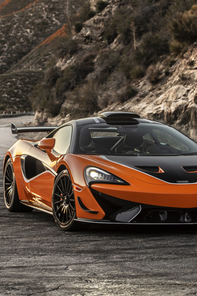 Спортивный автомобиль McLaren 620R, 2021 года в горах