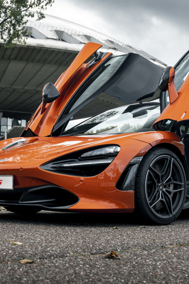 Оранжевый автомобиль McLaren 720S 2021 года с открытыми дверями