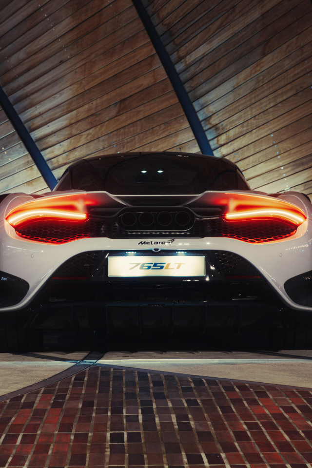 Спортивный автомобиль McLaren 765LT, 2021 года вид сзади