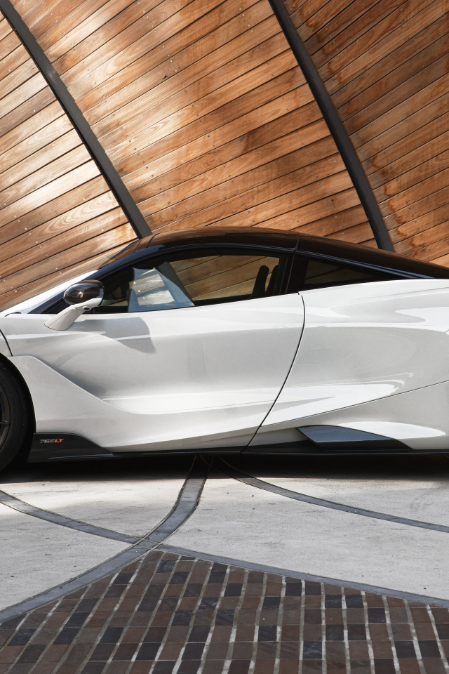 Белый автомобиль  McLaren 765LT, 2021 года вид сбоку