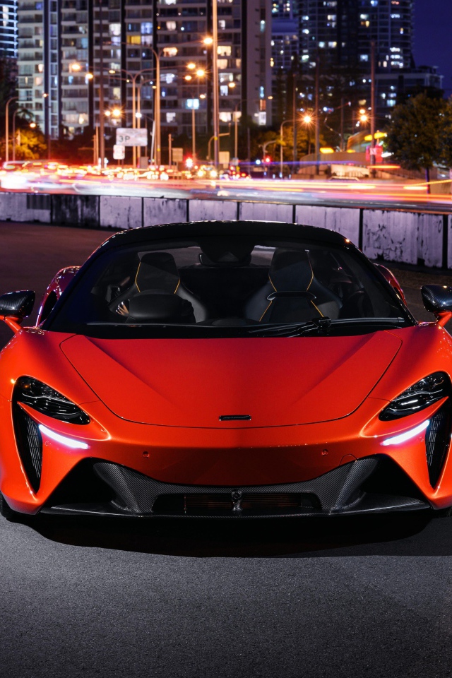Красный автомобиль McLaren Artura 2021 года вид спереди