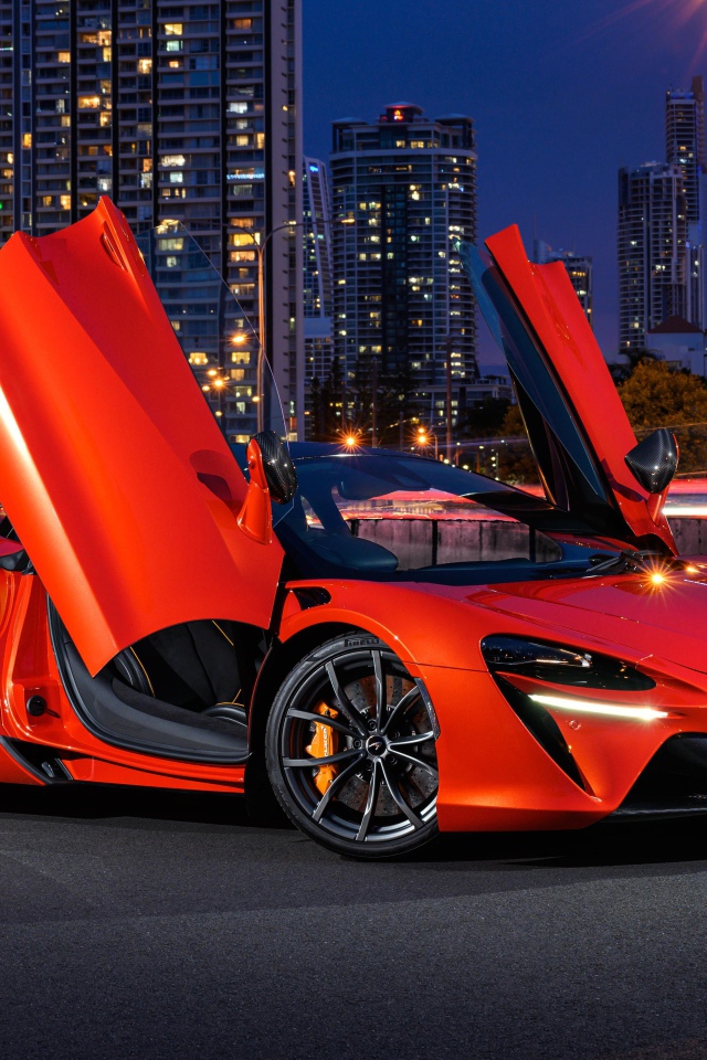 Спортивный автомобиль McLaren Artura 2021 года с открытыми дверями