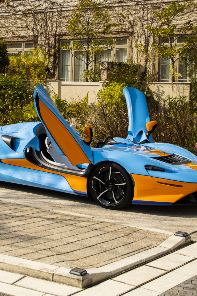 Автомобиль  McLaren Elva Gulf Theme, 2021 года у дома