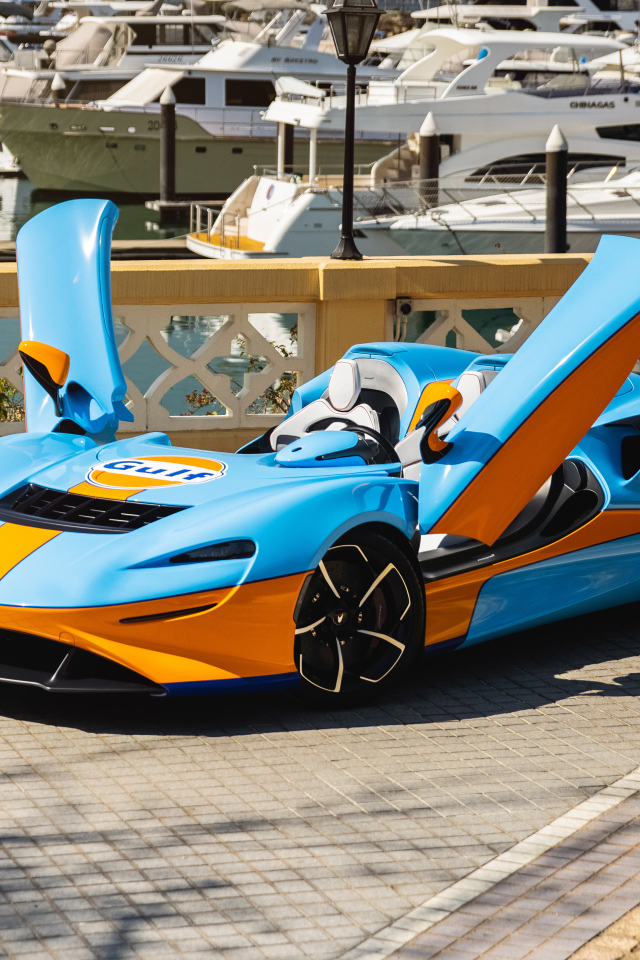 Спортивный автомобиль  McLaren Elva Gulf Theme, 2021 года с открытыми дверями