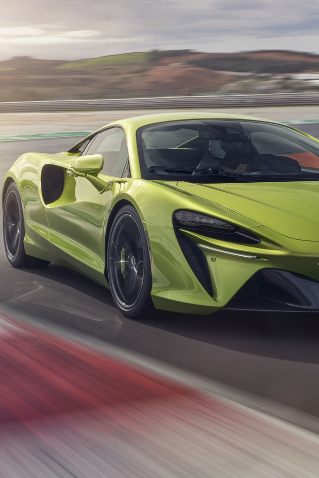 Автомобиль McLaren Artura, 2022 года на скорости