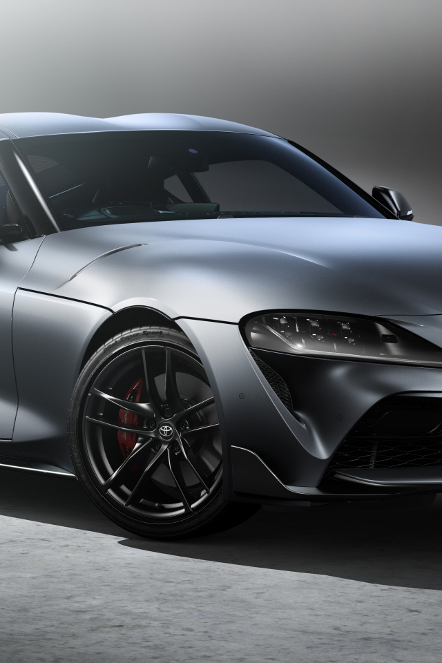 Серебристый автомобиль McLaren MSO, 2022 года