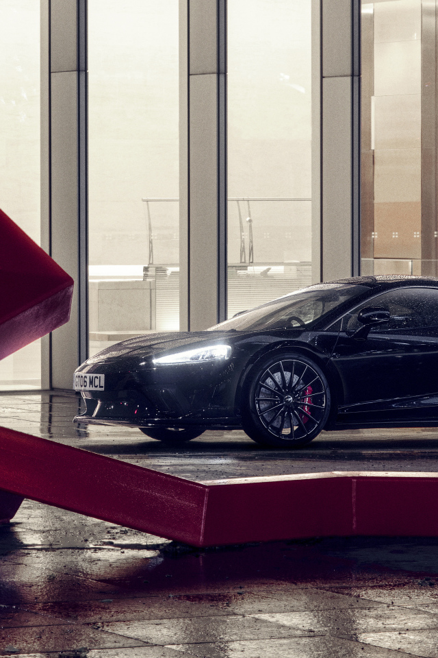 Черный быстрый McLaren GT 2022 года