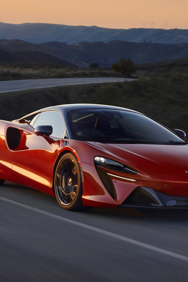 Красный автомобиль McLaren Artura, 2022 года на трассе