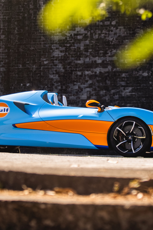 Быстрый автомобиль McLaren Elva Gulf Theme, 2021 года