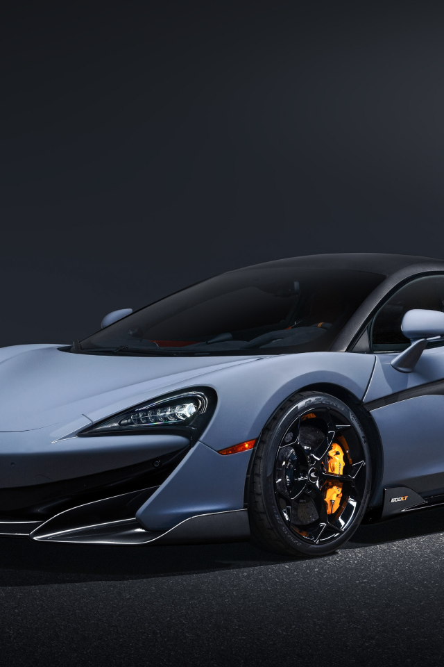 Быстрый автомобиль McLaren 600LT на черном фоне