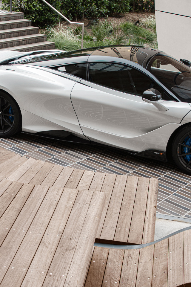 Быстрый дорогой автомобиль McLaren 765LT, 2021 года