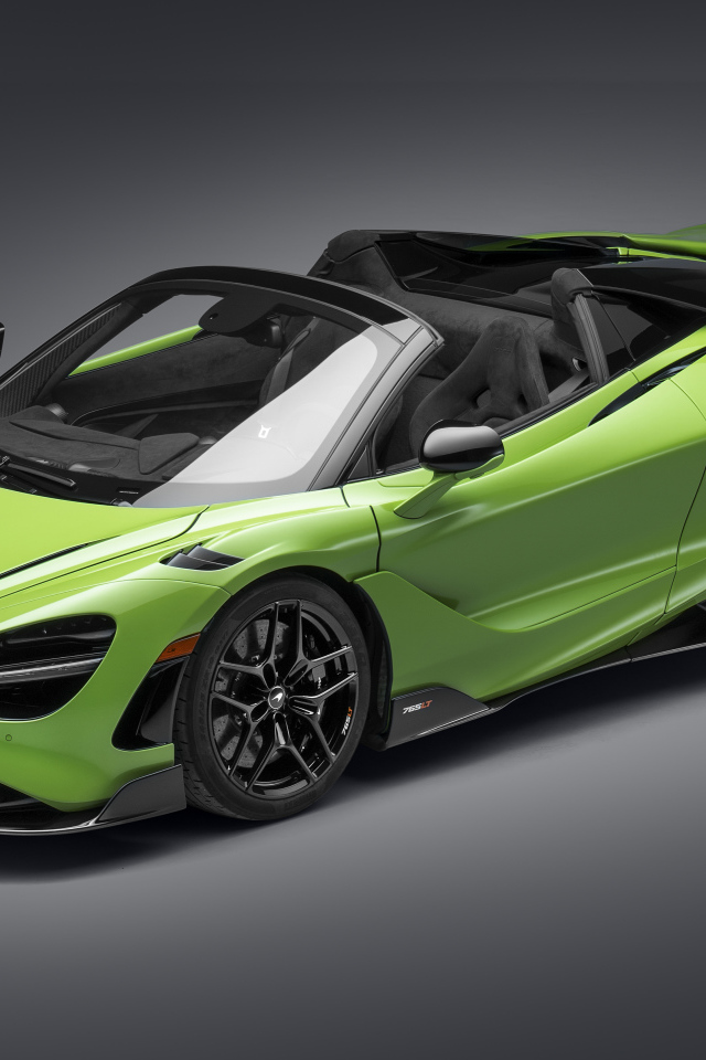 Зеленый  кабриолет McLaren 765LT Spider 2022 года на сером фоне