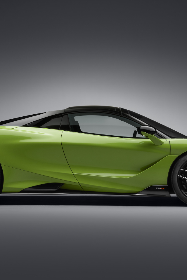 Зеленый автомобиль McLaren 765LT Spider 2022 года вид сбоку