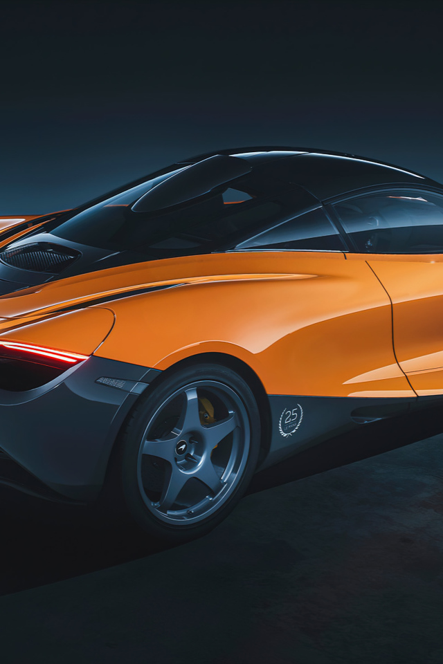 Оранжевый автомобиль McLaren 720S Le Mans вид сзади