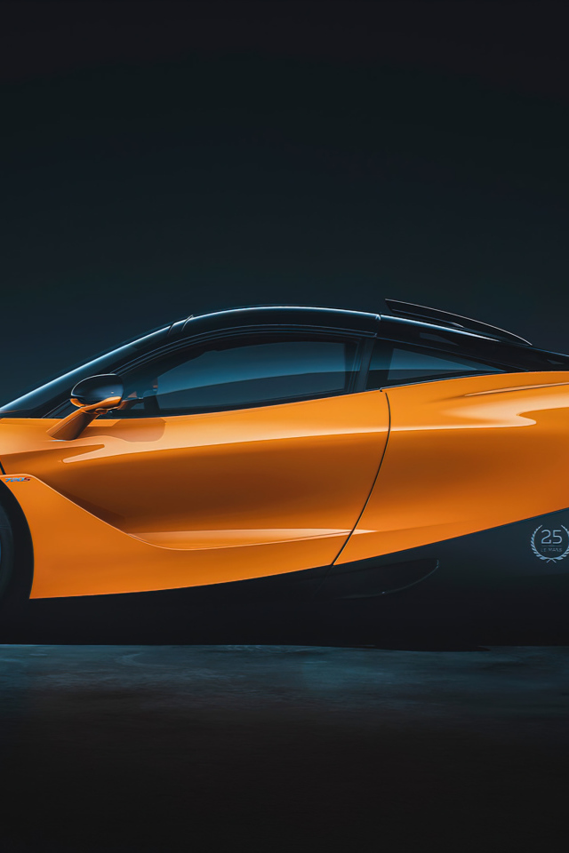 Оранжевый автомобиль McLaren 720S Le Mans вид сбоку