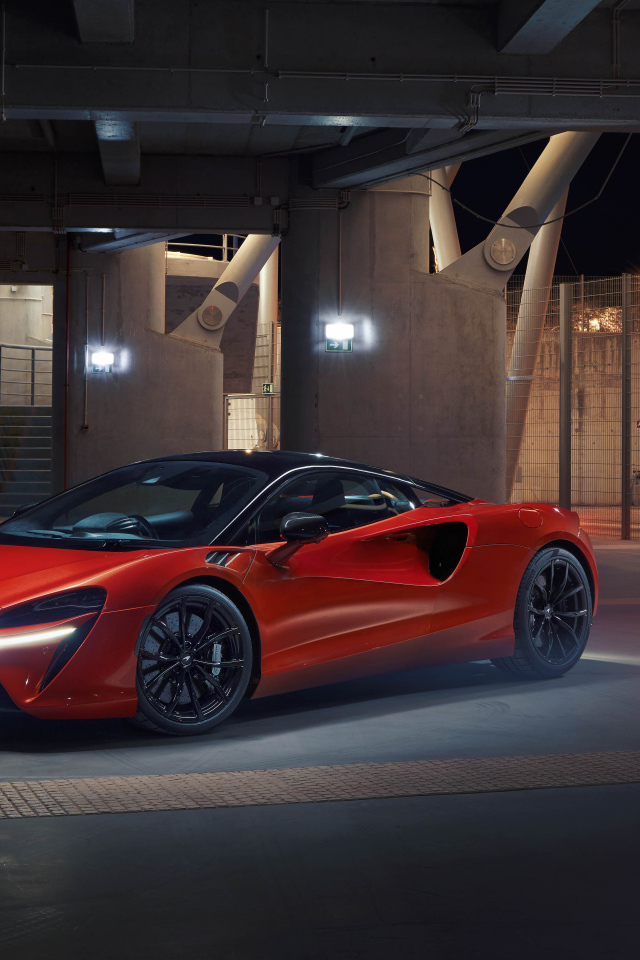 Красный McLaren Artura, 2021 года в здании