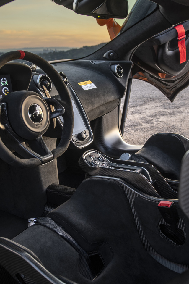 Салон автомобиля McLaren 620R, 2021 года