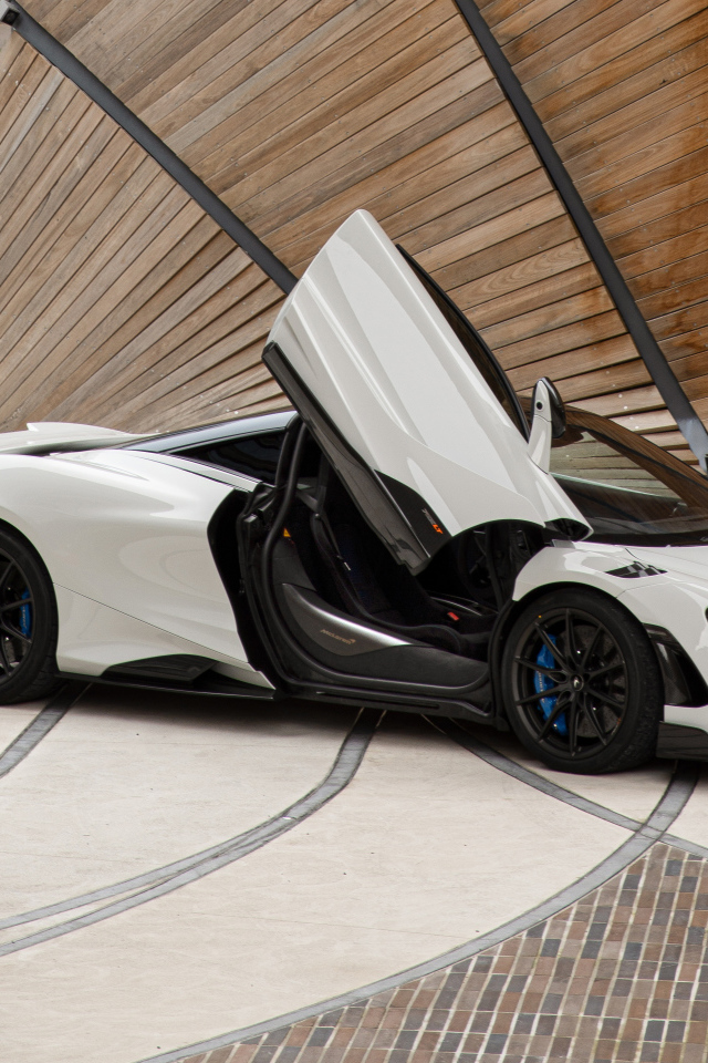 Белый быстрый автомобиль McLaren 765LT, 2021 года