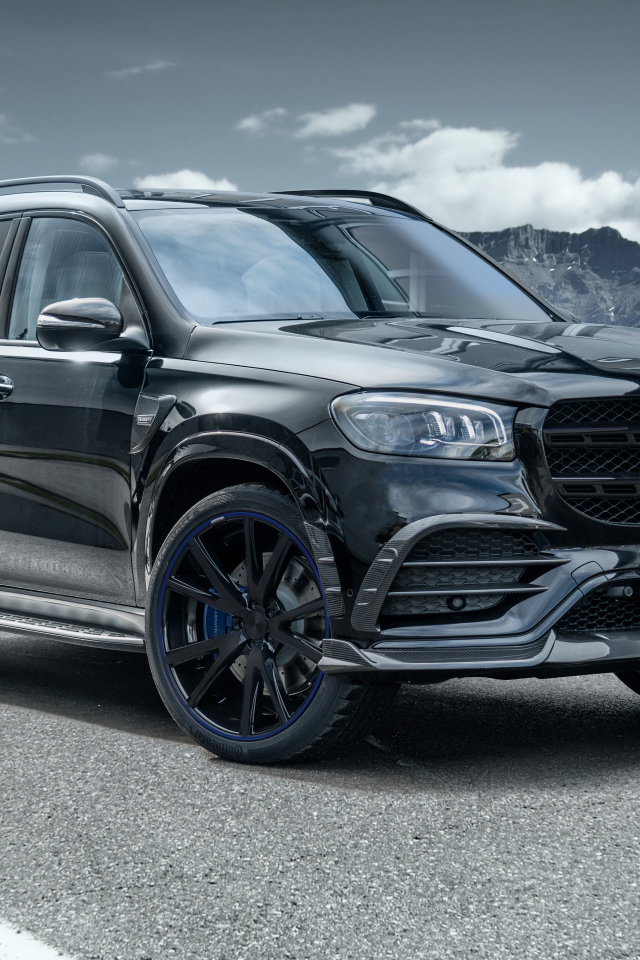 Автомобиль Mansory Mercedes-Benz GLS-Klasse 2021 года на фоне гор