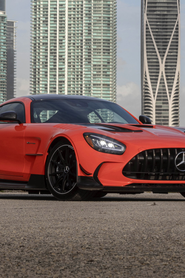 Красный автомобиль Mercedes-AMG GT Black Series 2021 года